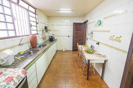 Casa à venda com 412m², 6 quartos e 4 vagas Casa à venda com 412m², 6 quartos e 4 vagasCozinha
