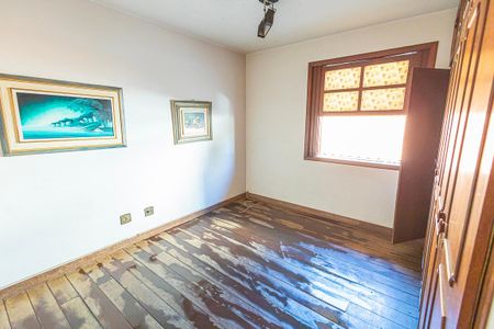 Casa à venda com 412m², 6 quartos e 4 vagas Casa à venda com 412m², 6 quartos e 4 vagasQuarto 4