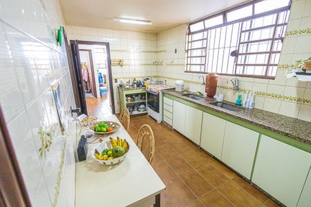 Casa à venda com 412m², 6 quartos e 4 vagas Casa à venda com 412m², 6 quartos e 4 vagasCozinha
