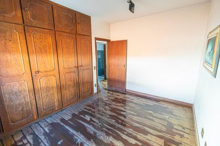 Casa à venda com 412m², 6 quartos e 4 vagas Casa à venda com 412m², 6 quartos e 4 vagasQuarto 4