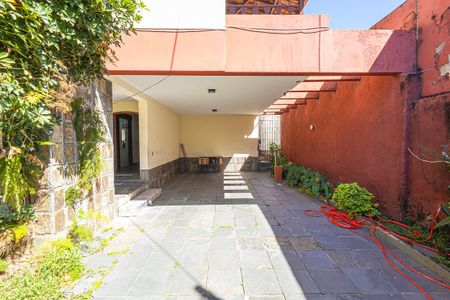 Casa à venda com 412m², 6 quartos e 4 vagas Casa à venda com 412m², 6 quartos e 4 vagasGaragem