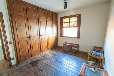 Casa à venda com 412m², 6 quartos e 4 vagas Casa à venda com 412m², 6 quartos e 4 vagasQuarto 5