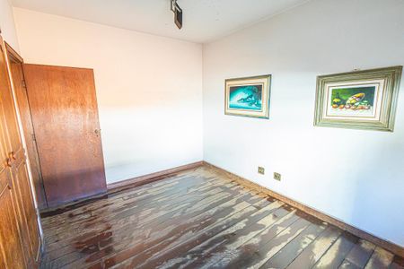 Casa à venda com 412m², 6 quartos e 4 vagas Casa à venda com 412m², 6 quartos e 4 vagasQuarto 4