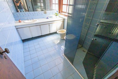 Casa à venda com 412m², 6 quartos e 4 vagas Casa à venda com 412m², 6 quartos e 4 vagasBanheiro social