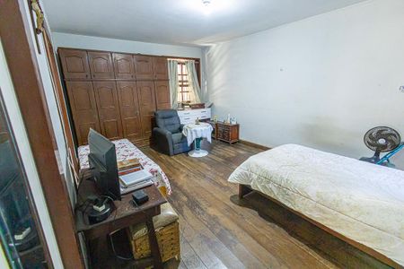 Casa à venda com 412m², 6 quartos e 4 vagas Casa à venda com 412m², 6 quartos e 4 vagasQuarto 1