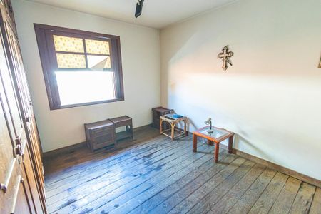 Casa à venda com 412m², 6 quartos e 4 vagas Casa à venda com 412m², 6 quartos e 4 vagasQuarto 5
