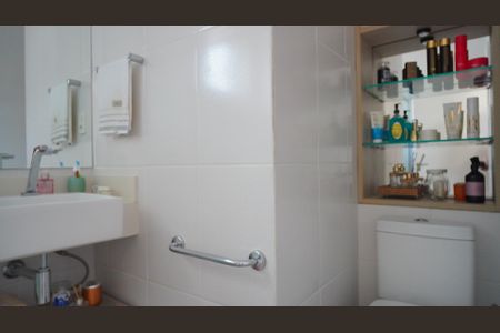 Casa à venda com 90m², 3 quartos e 2 vagasBanheiro 