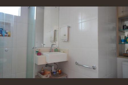 Casa à venda com 90m², 3 quartos e 2 vagasBanheiro 