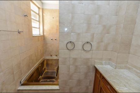 Apartamento à venda com 210m², 4 quartos e 2 vagas Apartamento à venda com 210m², 4 quartos e 2 vagasBanheiro da Suíte