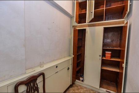 Apartamento à venda com 210m², 4 quartos e 2 vagas Apartamento à venda com 210m², 4 quartos e 2 vagasQuarto de Serviço