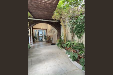 Casa à venda com 500m², 5 quartos e 3 vagas Casa à venda com 500m², 5 quartos e 3 vagasÁrea externa