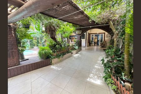 Casa à venda com 500m², 5 quartos e 3 vagas Casa à venda com 500m², 5 quartos e 3 vagasÁrea externa