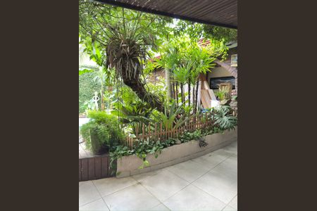 Casa à venda com 500m², 5 quartos e 3 vagas Casa à venda com 500m², 5 quartos e 3 vagasÁrea externa