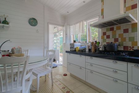 Casa para alugar com 300m², 4 quartos e 6 vagasCozinha