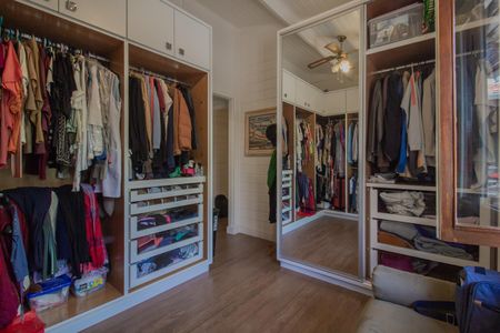 Casa para alugar com 300m², 4 quartos e 6 vagasCloset