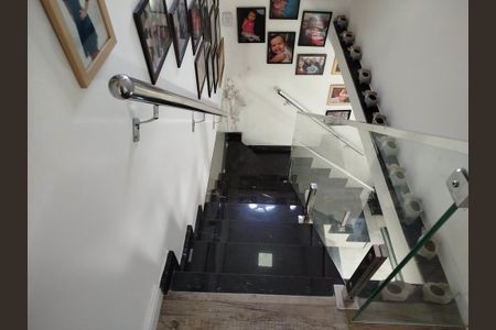 Casa à venda com 380m², 4 quartos e 2 vagas Casa à venda com 380m², 4 quartos e 2 vagasEscada