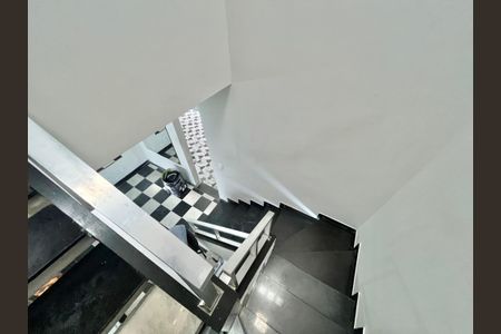 Casa para alugar com 250m², 3 quartos e 6 vagas Casa para alugar com 250m², 3 quartos e 6 vagasEscada