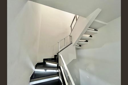 Casa para alugar com 250m², 3 quartos e 6 vagas Casa para alugar com 250m², 3 quartos e 6 vagasEscada