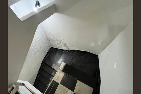 Casa para alugar com 250m², 3 quartos e 6 vagasEscada / Garagem