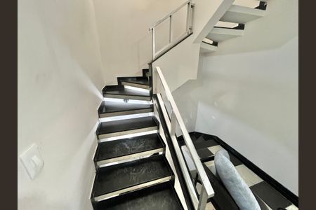 Casa para alugar com 250m², 3 quartos e 6 vagas Casa para alugar com 250m², 3 quartos e 6 vagasEscada