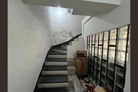 Casa para alugar com 250m², 3 quartos e 6 vagas Casa para alugar com 250m², 3 quartos e 6 vagasEscada / Garagem