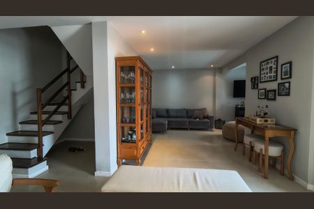 Casa de condomínio à venda com 350m², 4 quartos e 4 vagasSala