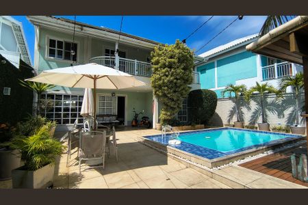 Casa de condomínio à venda com 350m², 4 quartos e 4 vagasQuintal 