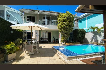 Casa de condomínio à venda com 350m², 4 quartos e 4 vagasQuintal