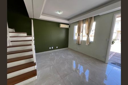Sala  de casa de condomínio à venda com 2 quartos, 80m² em Rio Branco, Canoas