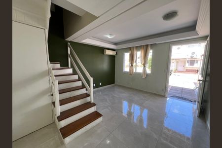 Sala  de casa de condomínio à venda com 2 quartos, 80m² em Rio Branco, Canoas