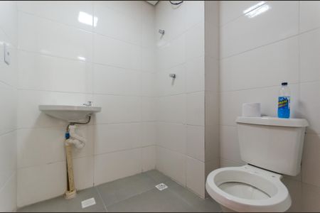 Banheiro de kitnet/studio para alugar com 1 quarto, 26m² em Jardim Santa Lucrecia, São Paulo