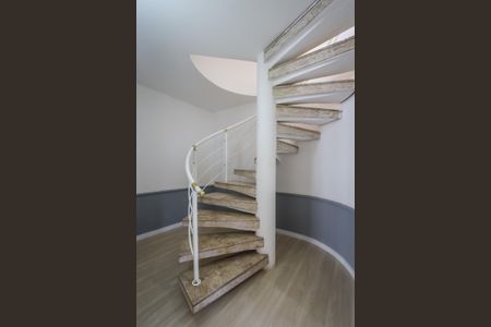 Apartamento para alugar com 89m², 2 quartos e 2 vagas Apartamento para alugar com 89m², 2 quartos e 2 vagasEscada