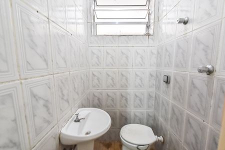 Banheiro de kitnet/studio para alugar com 1 quarto, 28m² em Liberdade, São Paulo