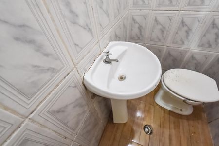 Banheiro de kitnet/studio para alugar com 1 quarto, 28m² em Liberdade, São Paulo