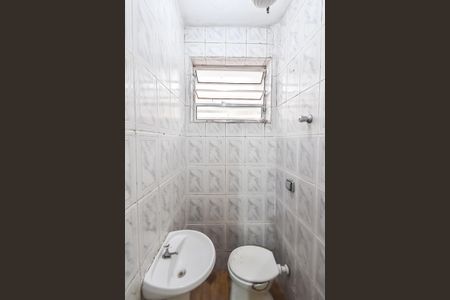 Banheiro de kitnet/studio para alugar com 1 quarto, 28m² em Liberdade, São Paulo