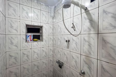 Banheiro de kitnet/studio para alugar com 1 quarto, 28m² em Liberdade, São Paulo