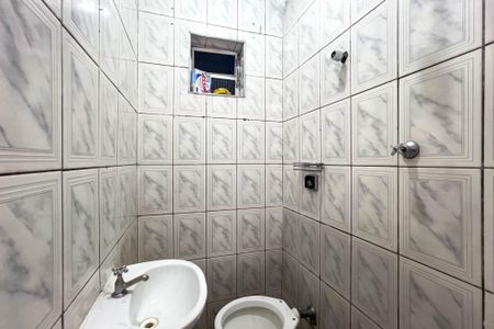 Banheiro de kitnet/studio para alugar com 1 quarto, 28m² em Liberdade, São Paulo