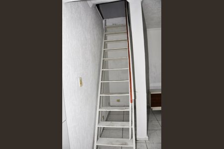 Casa para alugar com 60m², 2 quartos e sem vagaDetalhe - Escada - Quartos