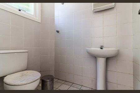 Casa de condomínio para alugar com 217m², 3 quartos e 2 vagasBanheiro