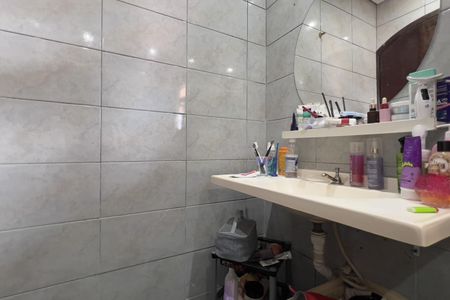 Casa à venda com 180m², 4 quartos e 2 vagasBanheiro 1