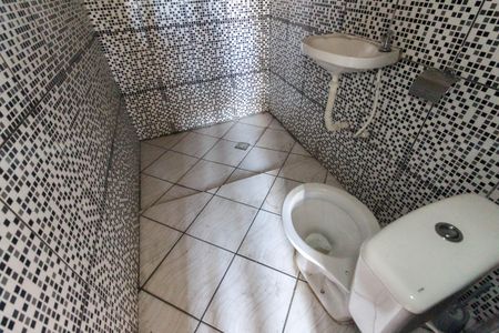 Banheiro de casa para alugar com 1 quarto, 140m² em Chácara Coqueiro, Itaquaquecetuba