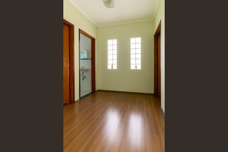 Casa à venda com 190m², 5 quartos e 5 vagas Casa à venda com 190m², 5 quartos e 5 vagasEdícula - Hall