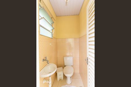 Casa à venda com 190m², 5 quartos e 5 vagas Casa à venda com 190m², 5 quartos e 5 vagasLavabo - Serviço