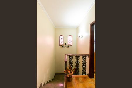 Casa à venda com 190m², 5 quartos e 5 vagas Casa à venda com 190m², 5 quartos e 5 vagasEscada