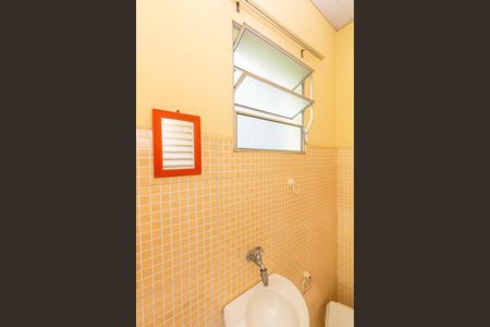 Casa à venda com 190m², 5 quartos e 5 vagas Casa à venda com 190m², 5 quartos e 5 vagasLavabo - Serviço