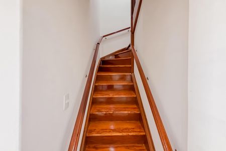 Casa à venda com 150m², 4 quartos e 2 vagasEscada