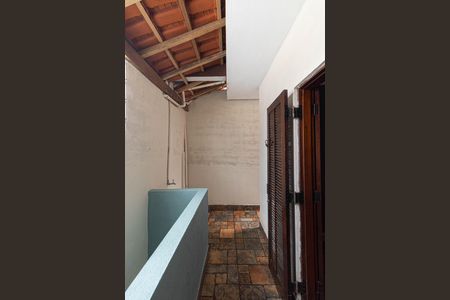 Corredor de casa para alugar com 3 quartos, 250m² em Vila Carmosina, São Paulo