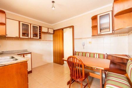 Cozinha  de apartamento à venda com 1 quarto, 110m² em Vila Ipiranga, Porto Alegre