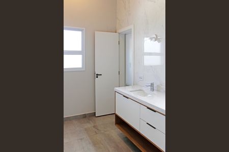 Casa de condomínio para alugar com 466m², 5 quartos e 6 vagasBanheiro da Semi-Suíte 