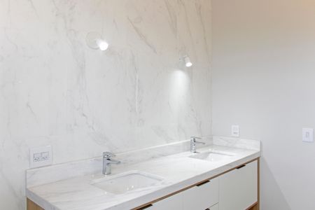 Casa de condomínio para alugar com 466m², 5 quartos e 6 vagasBanheiro da Semi-Suíte 